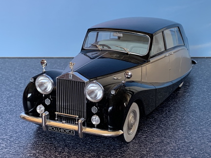 Rolls Royce Silver Wraith 1-18 MCG silver-black (5)