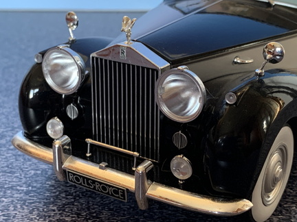 Rolls Royce Silver Wraith 1-18 MCG silver-black (13)