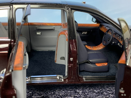 Bentley State Limousine Queen Elizabeth II 2002 1 18 Minichamps 163 vinova