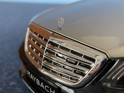 Mercedes Benz Maybach S 650 X222 2018 1 18 Norev 193 cerno zlata