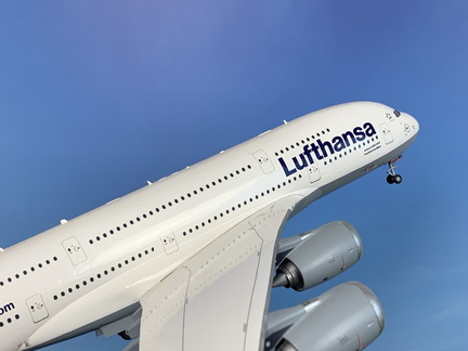 Airbus A380-800 Lufthansa D-AIMA 2009 1 144 Revell 183 bilo modra