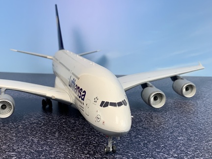 Airbus A380-800 Lufthansa D-AIMA 2009 1 144 Revell 183 bilo modra