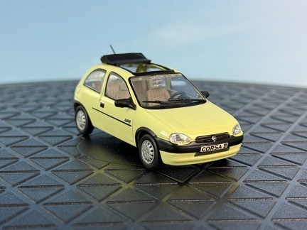 Opel Corsa B Swing 1993 1 43 ixo MODELS 1306 zluta